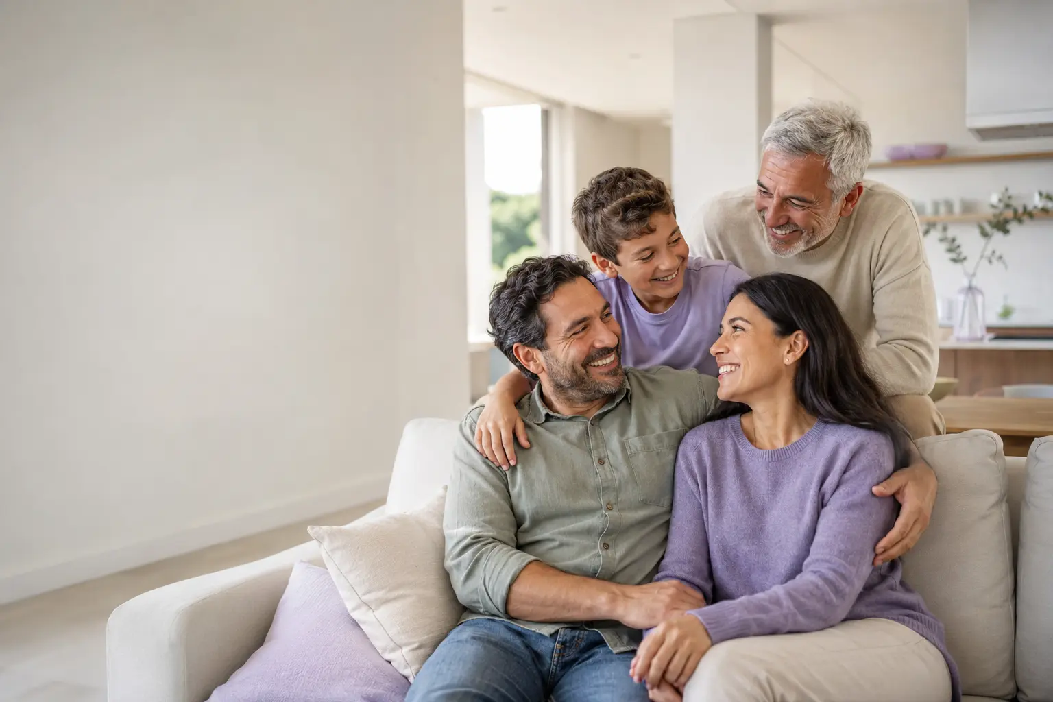Familia disfrutando un momento de bienestar en su hogar